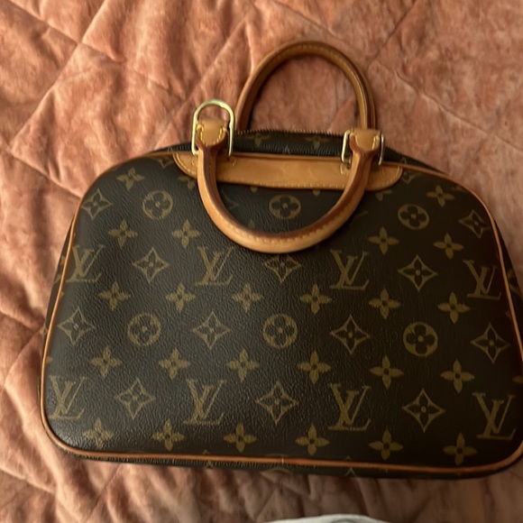 Brown Louis Vuitton bag 1 exterior pocket 4 interior pockets well conditioned - Picture 3 of 10